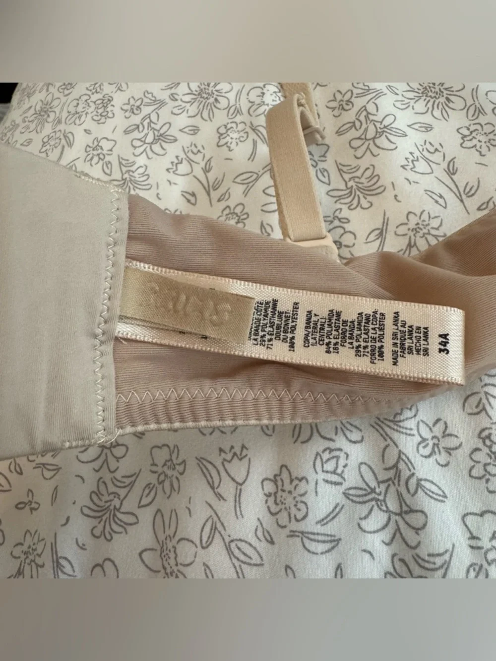 SKIMS Strapless Convertible Strap Bra - Picture 3 of 4